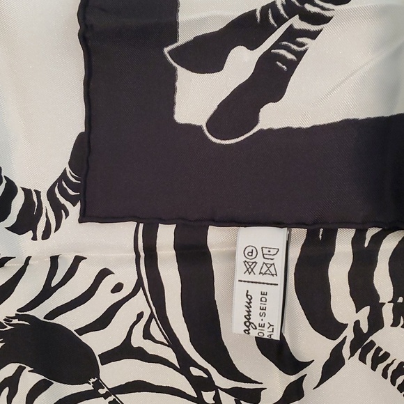 New salvatore Ferragamo silk scarf animal print - Picture 6 of 7